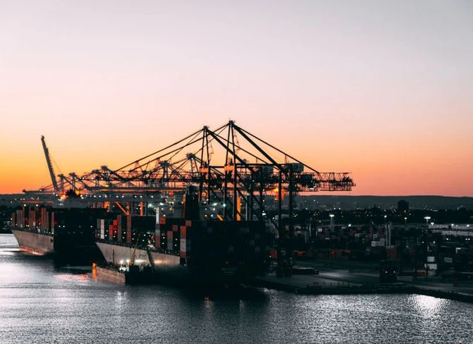 Báo cáo Ngành Logistics – Vững tay chèo, lái sóng lớn