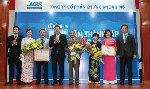 Vượt qua con đường chông gai và tỏa sáng